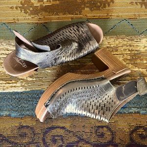 Dansko Sandals open toe, secure Velcro strap’s Excellent condition!